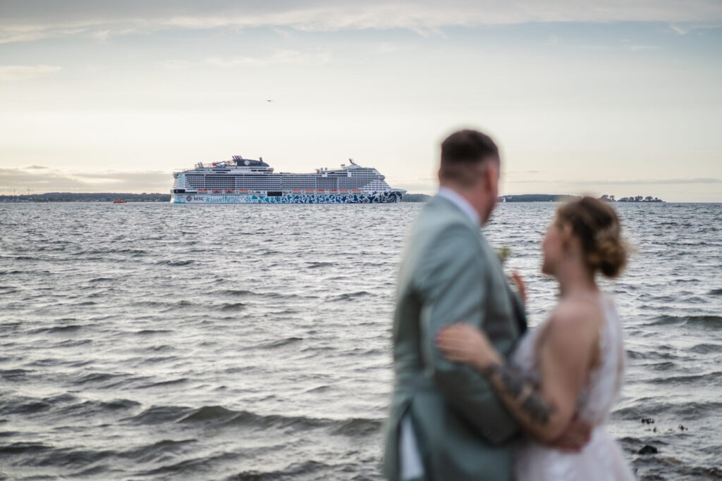 Großes Kreuzfahrtschiff auf Kieler Förde