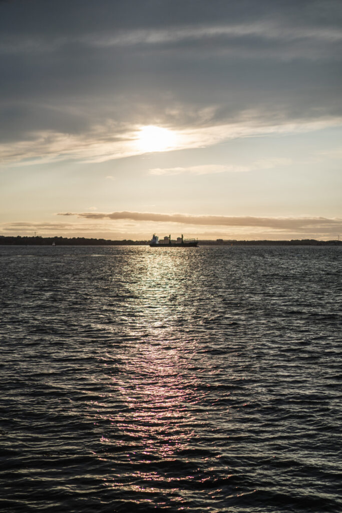 Sonnenuntergang auf der Kieler Förde vor einem Schiff